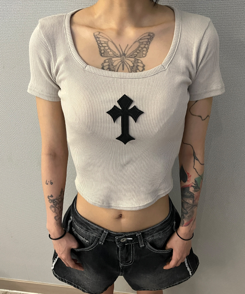 BORN SLIPPY(ボーンスリッピー)の「Cross Square Neck T-shirt (Beige)(Tシャツ/カットソー・レディース・その他・FREE)」の11枚目の写真
