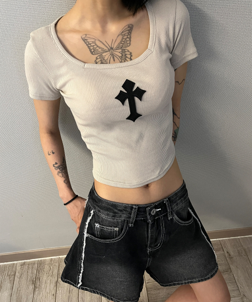BORN SLIPPY(ボーンスリッピー)の「Cross Square Neck T-shirt (Beige)(Tシャツ/カットソー・レディース・その他・FREE)」の14枚目の写真