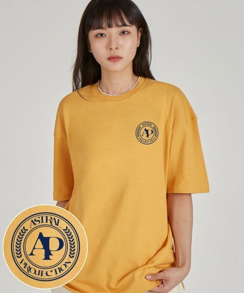 ASTRAL PROJECTION(アストラルプロジェクション)の「エイピー スポーティ エンブレム ラウンドネック 15番手 コットン 半袖Tシャツ_チェダー(Tシャツ/カットソー・レディース・その他・LARGE/X-LARGE)」の1枚目の写真