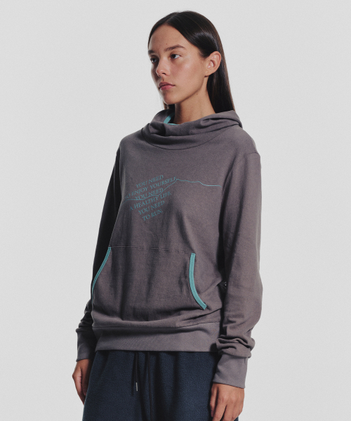 MENASOO(ミナス)の「MNS Track Binding High Neck Hoodie_Gray(パーカー・レディース・グレー・2/1)」の2枚目の写真