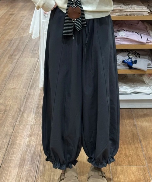 SallyLunn(サリーラン)の「裾フリルカジュアルバルーンパンツ(その他パンツ・レディース・グレー/ブラウン/ベージュ・MEDIUM/LARGE)」の1枚目の写真