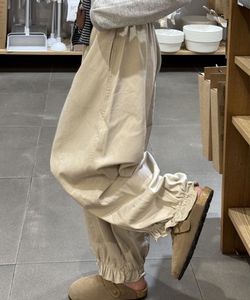 SallyLunn(サリーラン)の「裾フリルカジュアルバルーンパンツ(その他パンツ・レディース・グレー/ブラウン/ベージュ・MEDIUM/LARGE)」の4枚目の写真