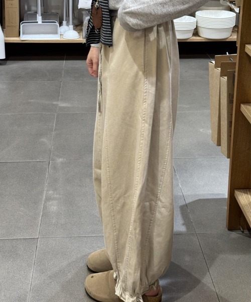 SallyLunn(サリーラン)の「裾フリルカジュアルバルーンパンツ(その他パンツ・レディース・グレー/ブラウン/ベージュ・MEDIUM/LARGE)」の7枚目の写真