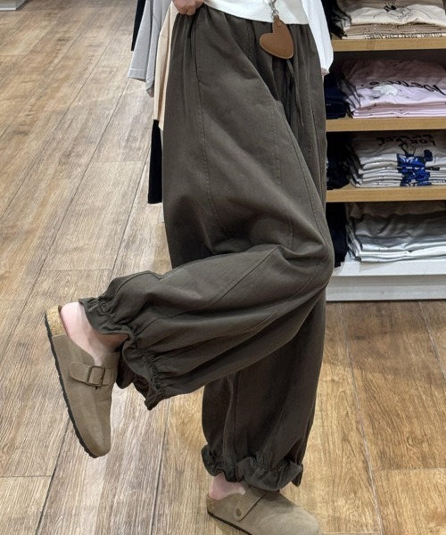 SallyLunn(サリーラン)の「裾フリルカジュアルバルーンパンツ(その他パンツ・レディース・グレー/ブラウン/ベージュ・MEDIUM/LARGE)」の5枚目の写真
