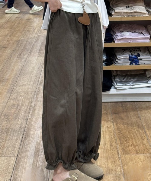 SallyLunn(サリーラン)の「裾フリルカジュアルバルーンパンツ(その他パンツ・レディース・グレー/ブラウン/ベージュ・MEDIUM/LARGE)」の6枚目の写真