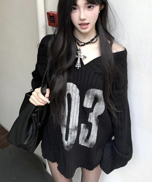 lilful（リルフル）の「【26年春夏新作】かすれナンバリングプリント オーバーサイズ Vネックワンショルニット（Tシャツ/カットソー・レディース・ブラック・F）」の3枚目の写真