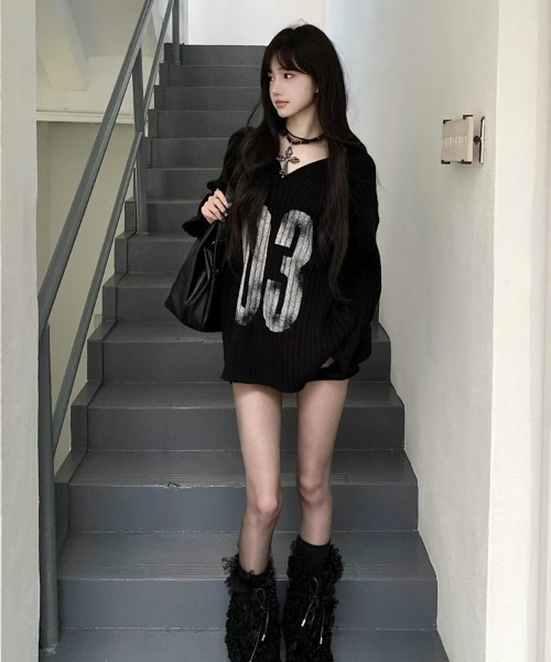 lilful（リルフル）の「【26年春夏新作】かすれナンバリングプリント オーバーサイズ Vネックワンショルニット（Tシャツ/カットソー・レディース・ブラック・F）」の4枚目の写真