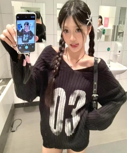 lilful（リルフル）の「【26年春夏新作】かすれナンバリングプリント オーバーサイズ Vネックワンショルニット（Tシャツ/カットソー・レディース・ブラック・F）」の6枚目の写真