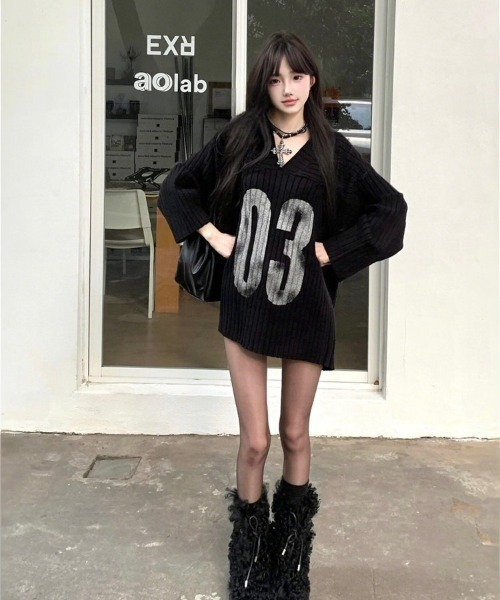 lilful（リルフル）の「【26年春夏新作】かすれナンバリングプリント オーバーサイズ Vネックワンショルニット（Tシャツ/カットソー・レディース・ブラック・F）」の5枚目の写真