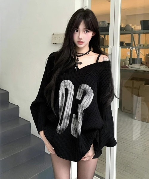 lilful（リルフル）の「【26年春夏新作】かすれナンバリングプリント オーバーサイズ Vネックワンショルニット（Tシャツ/カットソー・レディース・ブラック・F）」の2枚目の写真