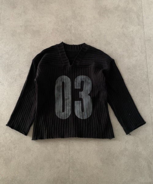 lilful（リルフル）の「【26年春夏新作】かすれナンバリングプリント オーバーサイズ Vネックワンショルニット（Tシャツ/カットソー・レディース・ブラック・F）」の7枚目の写真