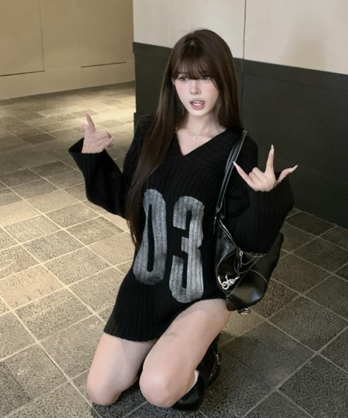 lilful（リルフル）の「【26年春夏新作】かすれナンバリングプリント オーバーサイズ Vネックワンショルニット（Tシャツ/カットソー・レディース・ブラック・F）」の17枚目の写真