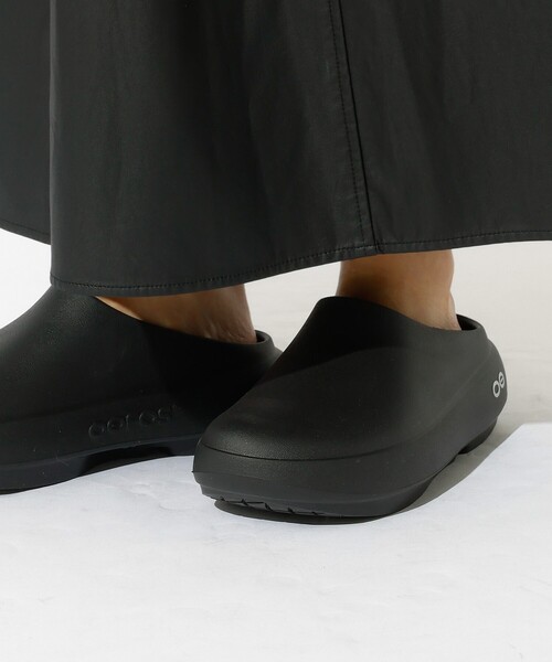OOFOS(ウーフォス)の「【OOFOS/ウーフォス】OOcloog+ / ウークロッグプラス(サンダル・レディース・ブラック・23/24/25)」の1枚目の写真