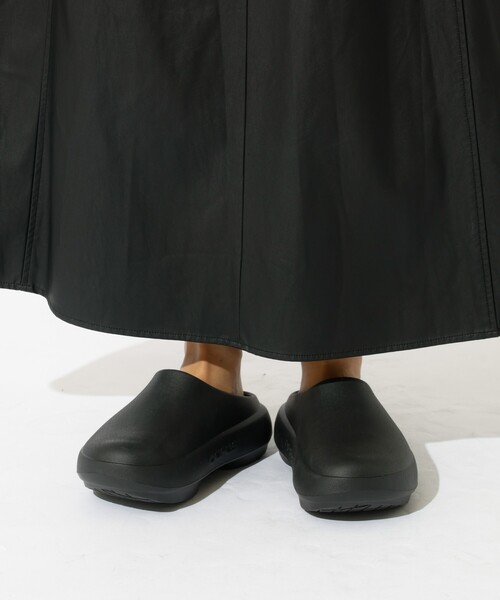 OOFOS(ウーフォス)の「【OOFOS/ウーフォス】OOcloog+ / ウークロッグプラス(サンダル・レディース・ブラック・23/24/25)」の19枚目の写真