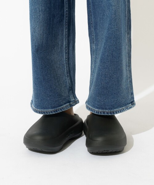 OOFOS(ウーフォス)の「【OOFOS/ウーフォス】OOcloog+ / ウークロッグプラス(サンダル・レディース・ブラック・23/24/25)」の16枚目の写真