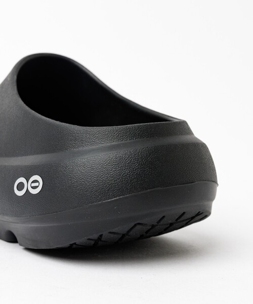 OOFOS(ウーフォス)の「【OOFOS/ウーフォス】OOcloog+ / ウークロッグプラス(サンダル・レディース・ブラック・23/24/25)」の8枚目の写真