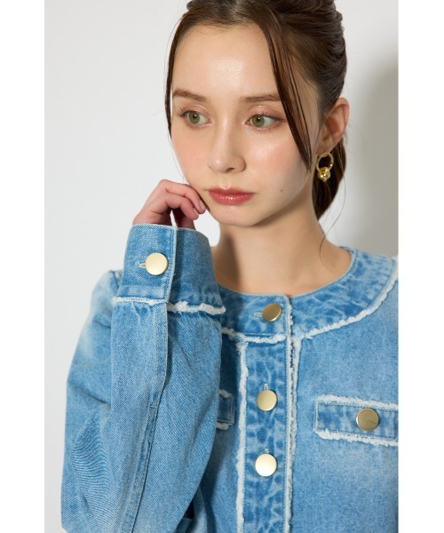 rienda（リエンダ）の「【森香澄さん着用】ノーカラーフリンジデニムジャケット 春服（ノーカラージャケット・レディース・ブルー/ライトブルー・SMALL/MEDIUM）」の6枚目の写真