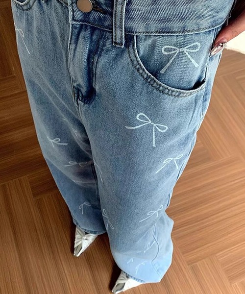 LUMIRA(アパレル)(ルミラ)の「リボンプリントが可愛いストレートシルエット デニムパンツ(デニムパンツ・レディース・ブルー・S/M/L/XL)」の3枚目の写真