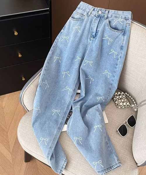 LUMIRA(アパレル)(ルミラ)の「リボンプリントが可愛いストレートシルエット デニムパンツ(デニムパンツ・レディース・ブルー・S/M/L/XL)」の6枚目の写真