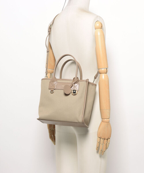 FURLA（フルラ）の「フルラ ディバイデッド (Furla Divide It) トートバッグ S（トートバッグ・レディース・タン・ONE SIZE）」の2枚目の写真