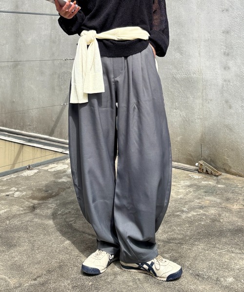 COLONY 2139(コロニートゥーワンスリーナイン)の「2タックカーブスラックス(スラックス・レディース・サンドベージュ/ブラック/グレー・X-SMALL/SMALL/MEDIUM)」の2枚目の写真