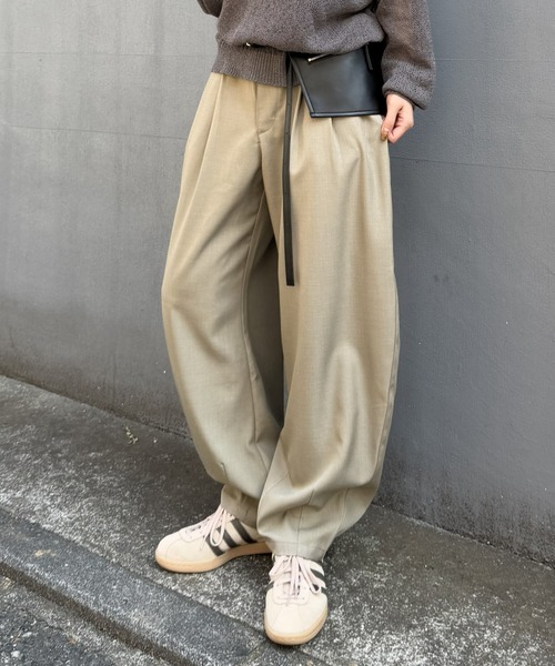 COLONY 2139(コロニートゥーワンスリーナイン)の「2タックカーブスラックス(スラックス・レディース・サンドベージュ/ブラック/グレー・X-SMALL/SMALL/MEDIUM)」の3枚目の写真