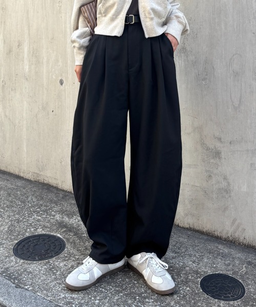 COLONY 2139(コロニートゥーワンスリーナイン)の「2タックカーブスラックス(スラックス・レディース・サンドベージュ/ブラック/グレー・X-SMALL/SMALL/MEDIUM)」の4枚目の写真