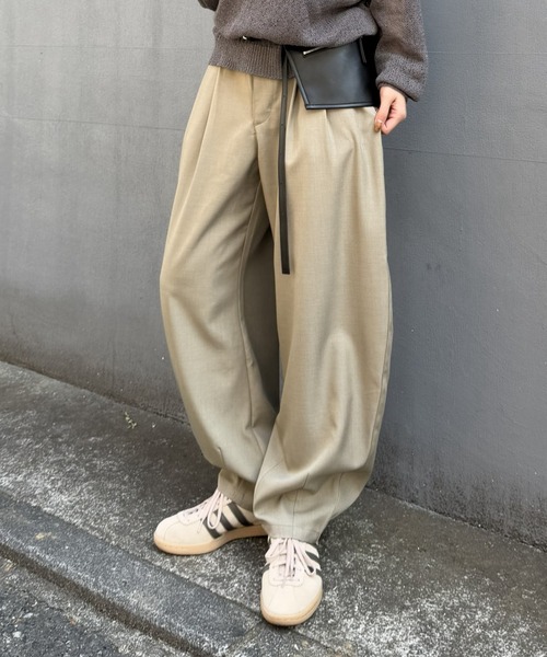 COLONY 2139(コロニートゥーワンスリーナイン)の「2タックカーブスラックス(スラックス・レディース・サンドベージュ/ブラック/グレー・X-SMALL/SMALL/MEDIUM)」の14枚目の写真