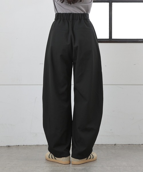 COLONY 2139(コロニートゥーワンスリーナイン)の「2タックカーブスラックス(スラックス・レディース・サンドベージュ/ブラック/グレー・X-SMALL/SMALL/MEDIUM)」の20枚目の写真