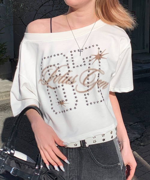 lilful(リルフル)の「【26年春夏新作】スタースタッズナンバリングデザイン ぼかしロゴ ワンショルトップス(Tシャツ/カットソー・レディース・ブラック/ブルー/ホワイト・F)」の1枚目の写真