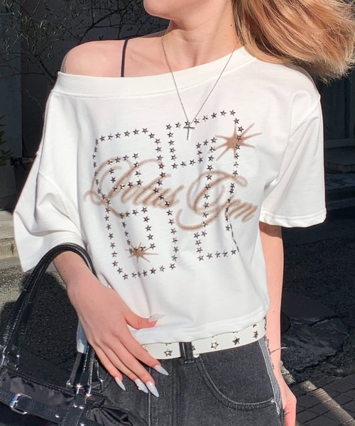 lilful(リルフル)の「【26年春夏新作】スタースタッズナンバリングデザイン ぼかしロゴ ワンショルトップス(Tシャツ/カットソー・レディース・ブラック/ブルー/ホワイト・F)」の4枚目の写真