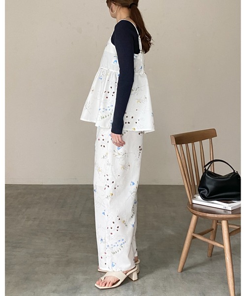 She's Closet（シーズクローゼット）の「フラワープリント 花柄キャミソール ビスチェ パンツスタイル 上下 セットアップ（セットアップ・レディース・オフホワイト/ネイビー/ブラック・FREE）」の5枚目の写真