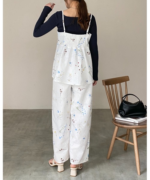 She's Closet（シーズクローゼット）の「フラワープリント 花柄キャミソール ビスチェ パンツスタイル 上下 セットアップ（セットアップ・レディース・オフホワイト/ネイビー/ブラック・FREE）」の6枚目の写真