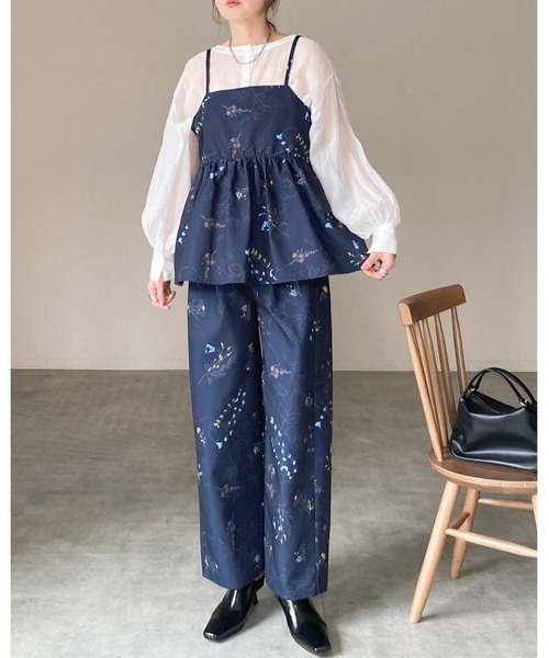 She's Closet（シーズクローゼット）の「フラワープリント 花柄キャミソール ビスチェ パンツスタイル 上下 セットアップ（セットアップ・レディース・オフホワイト/ネイビー/ブラック・FREE）」の7枚目の写真