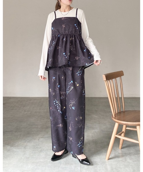 She's Closet（シーズクローゼット）の「フラワープリント 花柄キャミソール ビスチェ パンツスタイル 上下 セットアップ（セットアップ・レディース・オフホワイト/ネイビー/ブラック・FREE）」の9枚目の写真