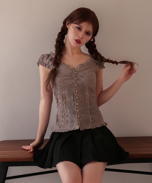 M DOLLY(エムドリー)の「Cotton lace belle tops / コットンレースベルトップス(シャツ/ブラウス・レディース・ホワイト/グレー・FREE)」の2枚目の写真