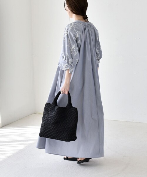 quaranciel(カランシエル)の「quaranciel:〈洗濯機可能〉ストライプ フラワー刺繍 スキッパー シャツ ワンピース(ワンピース・レディース・ライトブルー/ネイビー・ONE SIZE)」の2枚目の写真