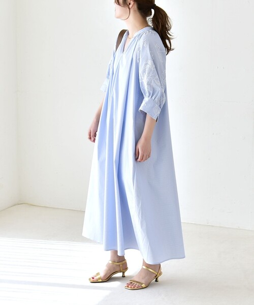 quaranciel(カランシエル)の「quaranciel:〈洗濯機可能〉ストライプ フラワー刺繍 スキッパー シャツ ワンピース(ワンピース・レディース・ライトブルー/ネイビー・ONE SIZE)」の3枚目の写真
