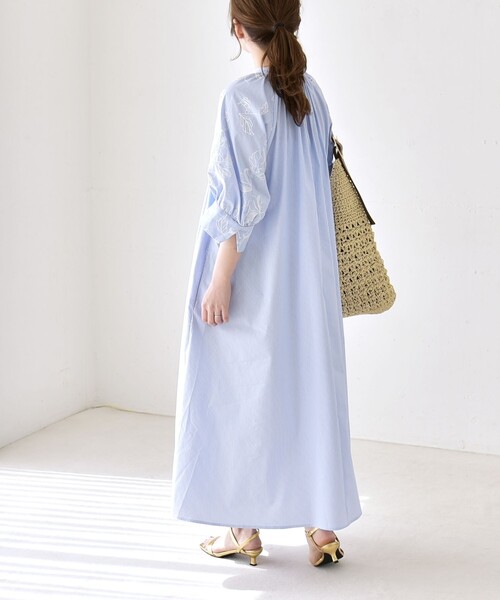 quaranciel(カランシエル)の「quaranciel:〈洗濯機可能〉ストライプ フラワー刺繍 スキッパー シャツ ワンピース(ワンピース・レディース・ライトブルー/ネイビー・ONE SIZE)」の4枚目の写真