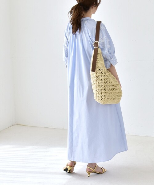 quaranciel(カランシエル)の「quaranciel:〈洗濯機可能〉ストライプ フラワー刺繍 スキッパー シャツ ワンピース(ワンピース・レディース・ライトブルー/ネイビー・ONE SIZE)」の5枚目の写真