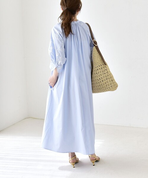 quaranciel(カランシエル)の「quaranciel:〈洗濯機可能〉ストライプ フラワー刺繍 スキッパー シャツ ワンピース(ワンピース・レディース・ライトブルー/ネイビー・ONE SIZE)」の6枚目の写真