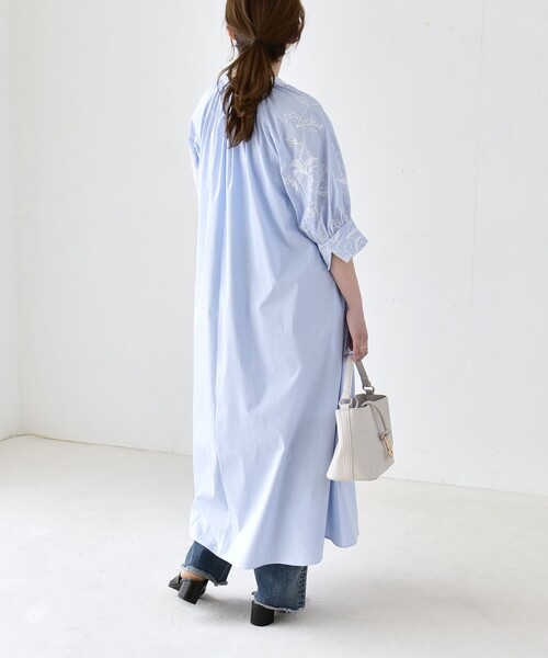 quaranciel(カランシエル)の「quaranciel:〈洗濯機可能〉ストライプ フラワー刺繍 スキッパー シャツ ワンピース(ワンピース・レディース・ライトブルー/ネイビー・ONE SIZE)」の14枚目の写真