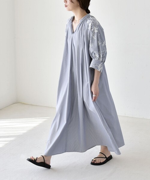 quaranciel(カランシエル)の「quaranciel:〈洗濯機可能〉ストライプ フラワー刺繍 スキッパー シャツ ワンピース(ワンピース・レディース・ライトブルー/ネイビー・ONE SIZE)」の16枚目の写真