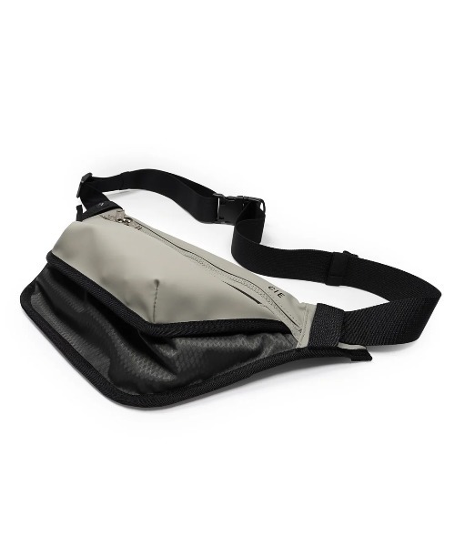 CIE(シー)の「【CIE/シー】VARIOUS SLINGBAG-S(ボディバッグ/ウエストポーチ・メンズ・ネイビー/ブラック/グレー・FREE)」の12枚目の写真
