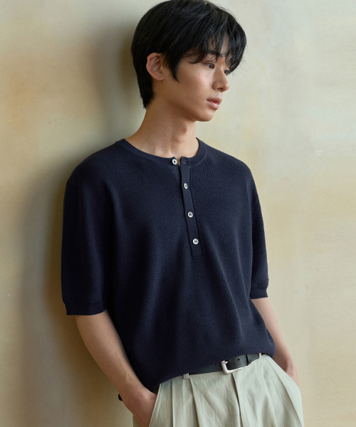 WEDNESDAY OASIS(ウェンズデーオアシス)の「ウォッシャブルミニマルヘンリーネックハーフニット_NAVY(WC26KN46)(ニット/セーター・メンズ・ネイビー・MEDIUM/LARGE/X-LARGE)」の1枚目の写真