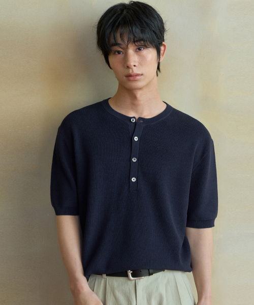 WEDNESDAY OASIS(ウェンズデーオアシス)の「ウォッシャブルミニマルヘンリーネックハーフニット_NAVY(WC26KN46)(ニット/セーター・メンズ・ネイビー・MEDIUM/LARGE/X-LARGE)」の3枚目の写真