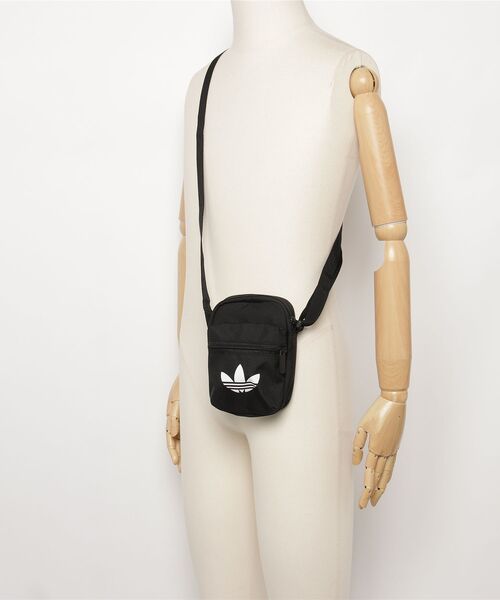 adidas(アディダス)の「adidas ADICOLOR CLASSIC FESTIVAL BAG / アディダス アディカラー クラシック フェスティバル バッグ(ショルダーバッグ・メンズ・ブラック・ONE SIZE)」の10枚目の写真