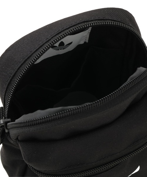 adidas(アディダス)の「adidas ADICOLOR CLASSIC FESTIVAL BAG / アディダス アディカラー クラシック フェスティバル バッグ(ショルダーバッグ・メンズ・ブラック・ONE SIZE)」の4枚目の写真