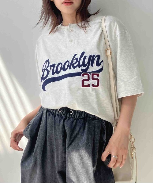 AS KNOW AS plus(アズノゥアズプラス)の「〇ヘンリーネック フロントロゴビッグサイズTシャツ【UNISEX ITEM】(Tシャツ/カットソー・レディース・オートミール/ブラック/ダークグリーン・FREE)」の3枚目の写真