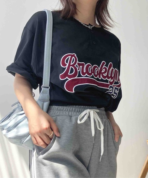 AS KNOW AS plus(アズノゥアズプラス)の「〇ヘンリーネック フロントロゴビッグサイズTシャツ【UNISEX ITEM】(Tシャツ/カットソー・レディース・オートミール/ブラック/ダークグリーン・FREE)」の2枚目の写真